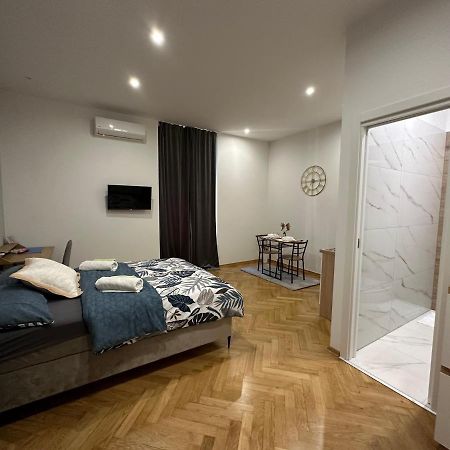 Studio Apartment Fiorello I Fiume Esterno foto